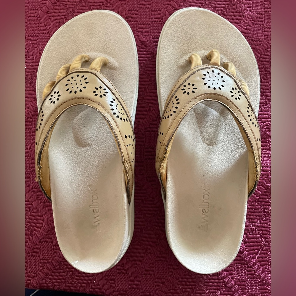 Wellrox Tan Sandals for Women size 9, exc cond. Very little use. See pics